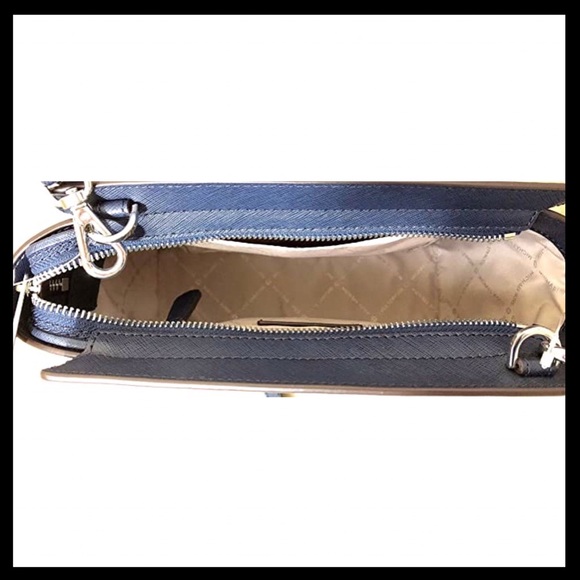 Michael Kors Selma Medium Leather Cross Body Bag - Picture 5 of 6